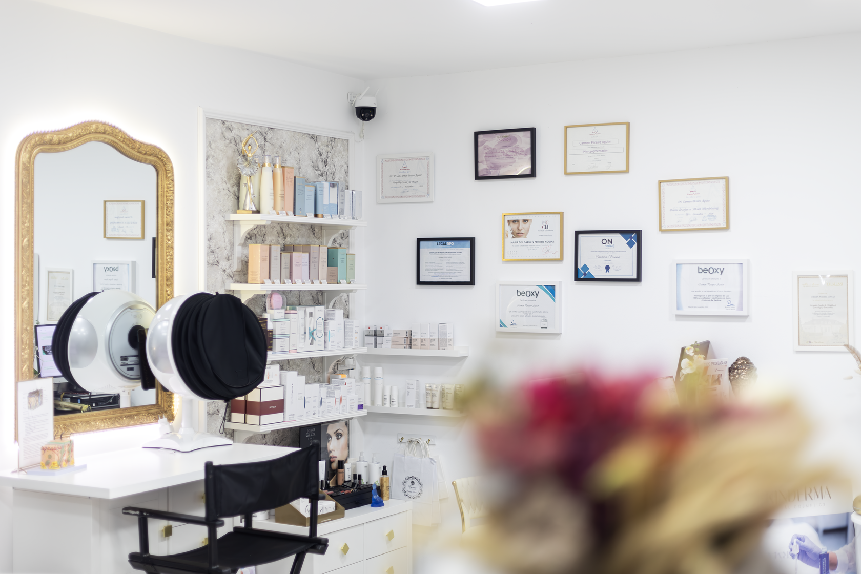 Sala facial con pared de certificados y expositor de cosmética