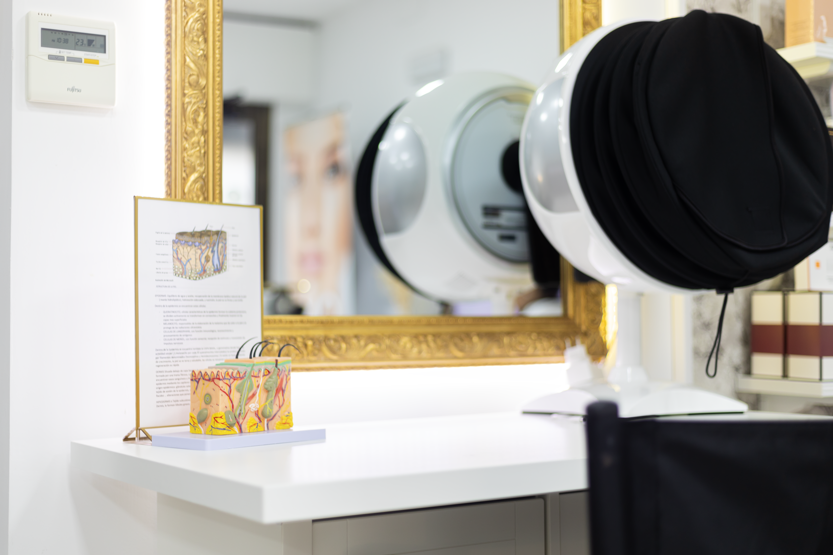 Aparatología avanzada y espejo dorado