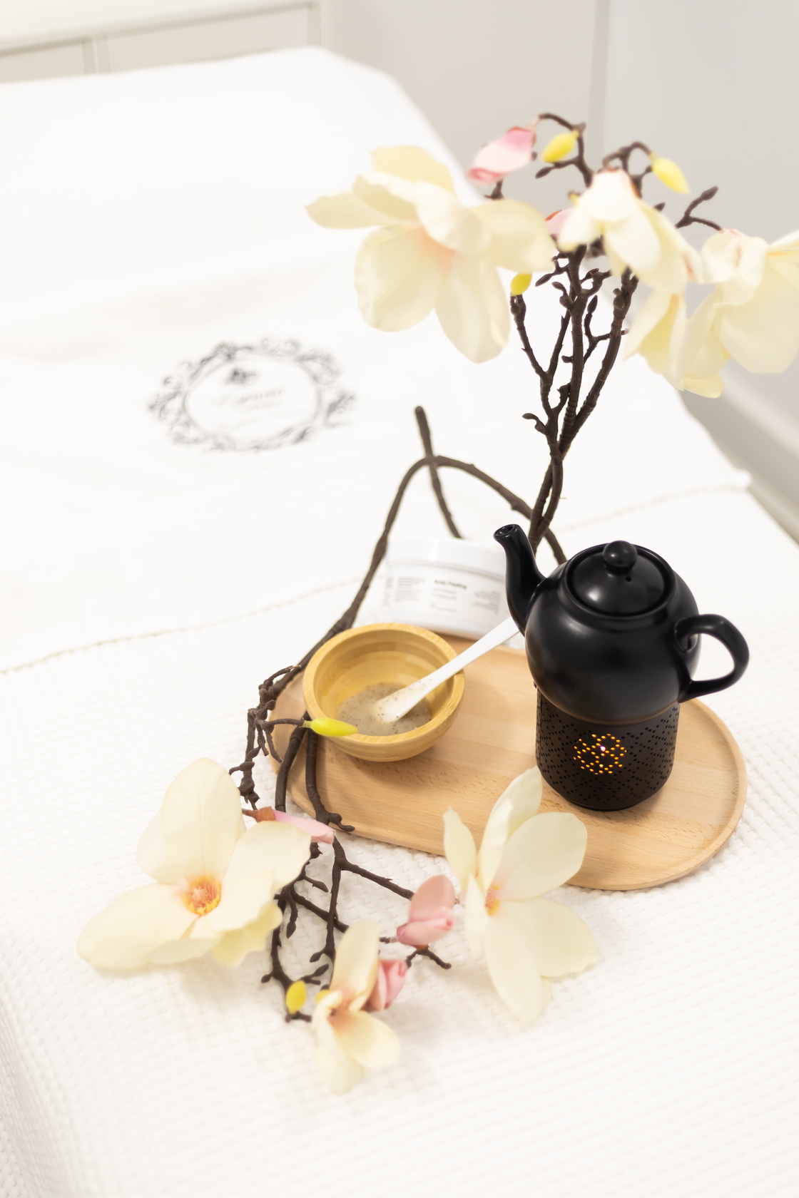 Detalle de bandeja con productos sobre la camilla