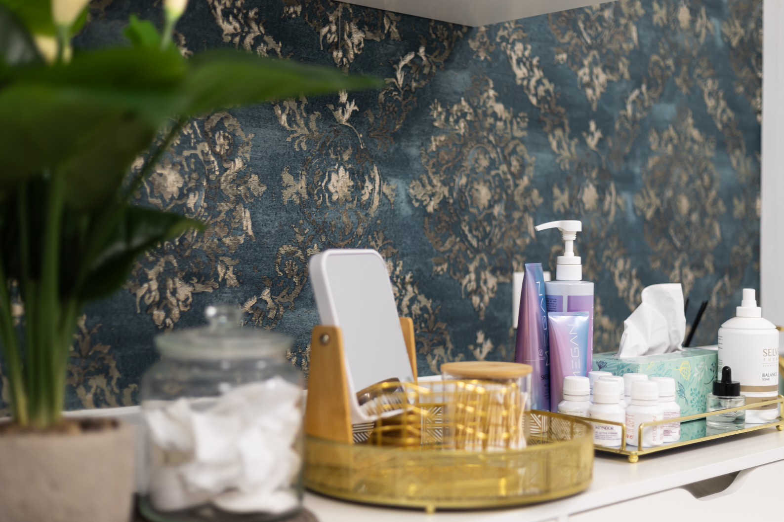 Detalle del tocador con productos